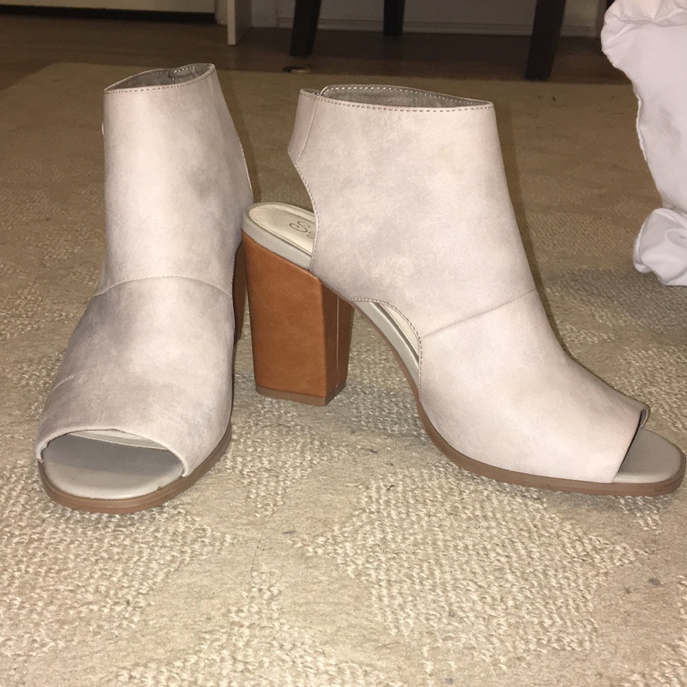 Leather Open toed bootie